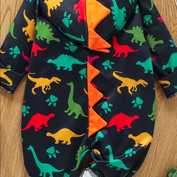 NWOTBaby Dinosaur Print Snap Front Hood.                 Size:6-12 M Color:Multi - Picture 2 of 8